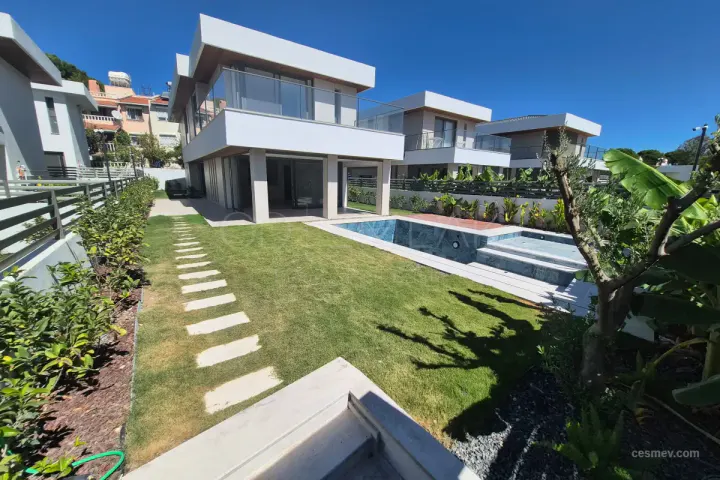 Çeşme Şifne’de Satılık 4+1 Modern Villa Denize 150 Metre