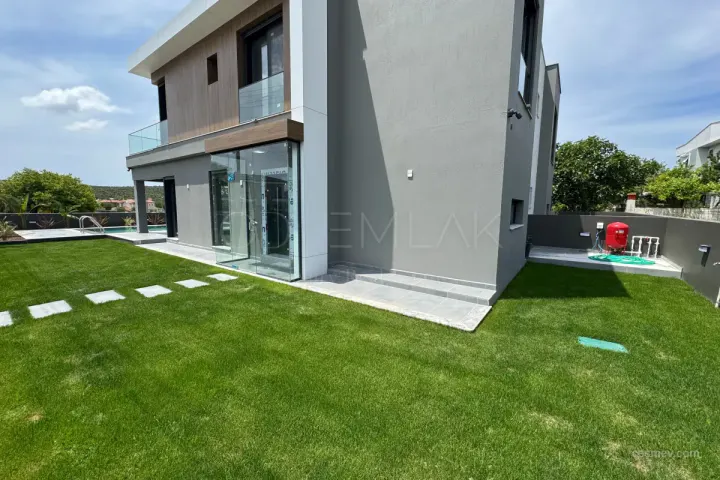 ÇEŞME ŞİFNE 3+1 MÜSTAKİL HAVUZLU VİLLA