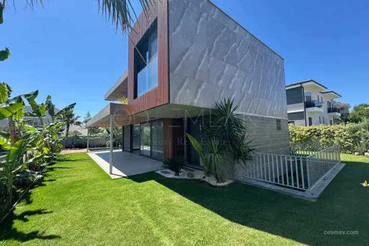 ÇEŞME DALYAN 6+2 MÜSTAKİL YÜZME HAVUZLU VİLLA