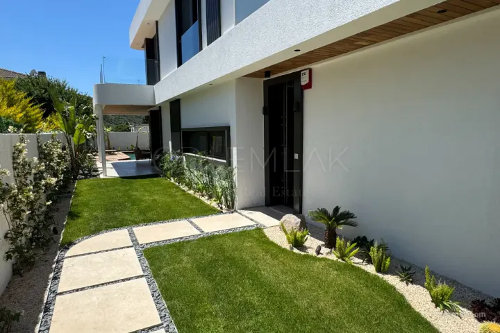 ALAÇATI GÖBENE 5+1 MÜSTAKİL HAVUZLU VİLLA SATILIK