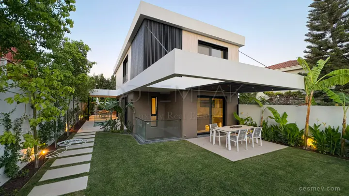 ALAÇATI GÖBENEDE 5+1 LÜKS VİLLA