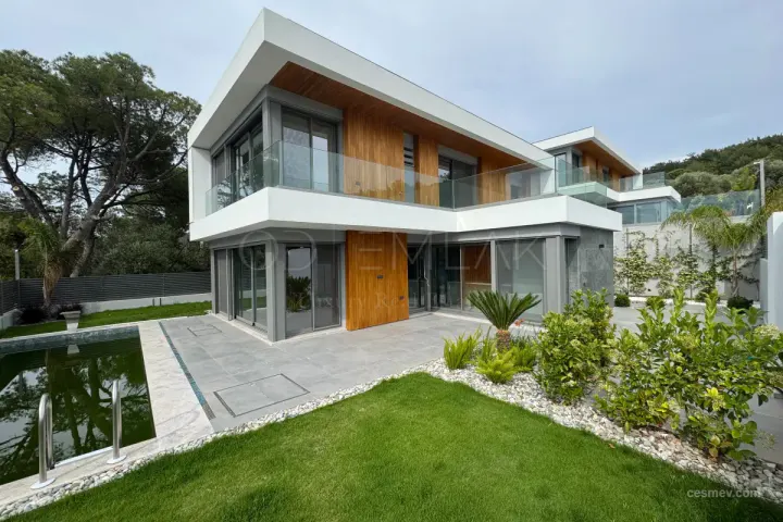 Çeşme Ilıca Deniz Manzaralı 5+2 Müstakil Havuzlu Villa
