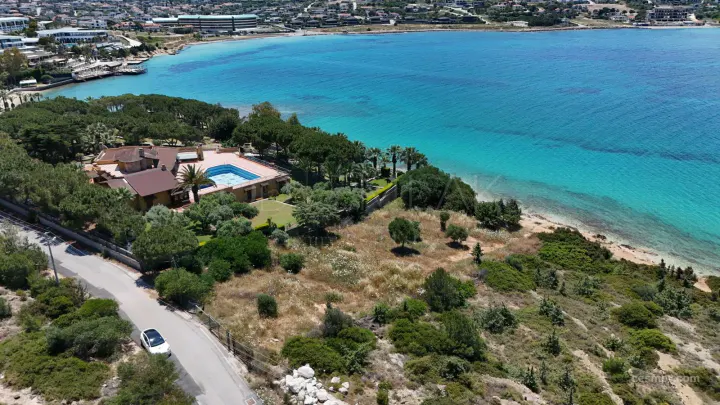 Çeşme Dalyan'da 1000 M2 Denize Tam Sıfır Arsa