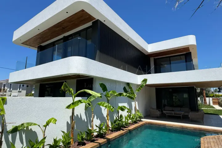 Alaçatı Göbene 5+1 Müstakil Havuzlu Villa Satılık