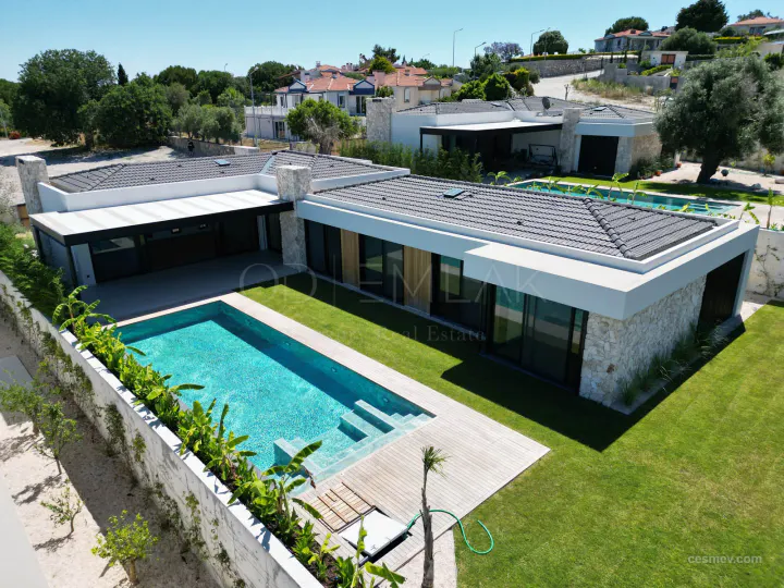 Çeşme'de 5+1 Tek Katlı Müstakil Lüks Villa