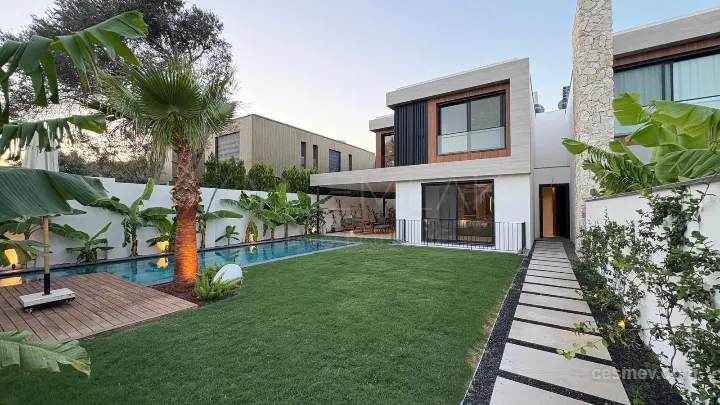 Alaçatı Göbene 5+2 müstakil Havuzlu Villa