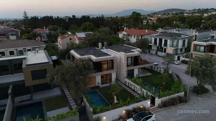 Alaçatı Göbene 5+2 müstakil Havuzlu Villa