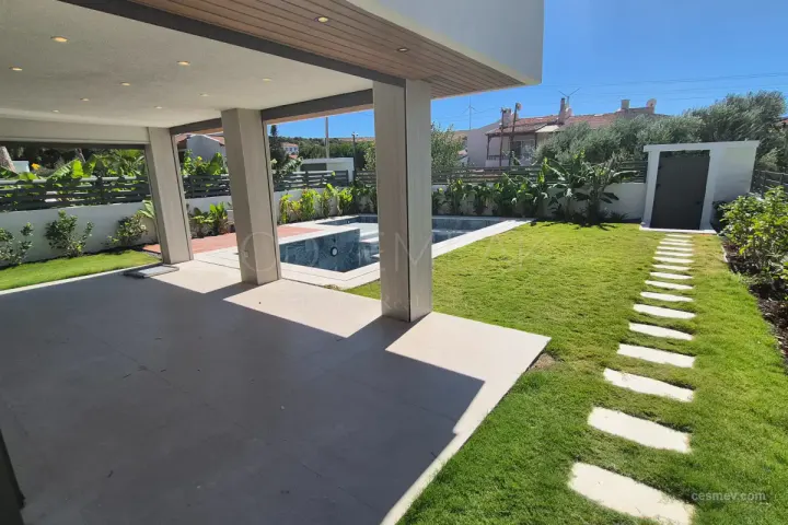 ÇEŞME ŞİFNEDE SATILIK 4+1 MODERN VİLLA DENİZE 150 METRE