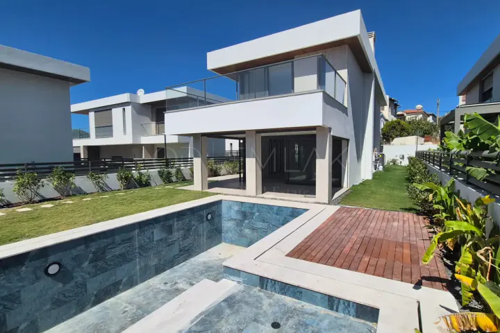 ÇEŞME ŞİFNEDE SATILIK 4+1 MODERN VİLLA DENİZE 150 METRE