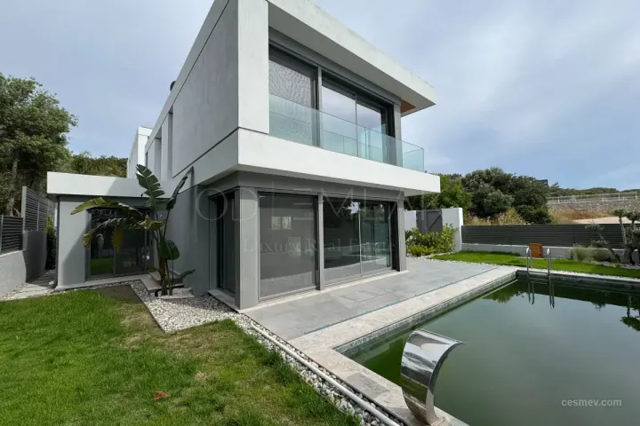 ÇEŞME ILICA DENİZ MANZARALI 5+2 MÜSTAKİL HAVUZLU VİLLA
