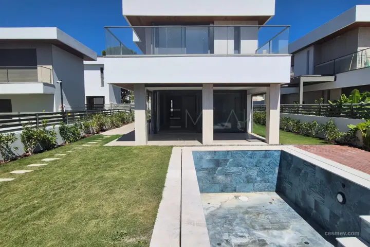 ÇEŞME ŞİFNEDE SATILIK 4+1 MODERN VİLLA DENİZE 150 METRE
